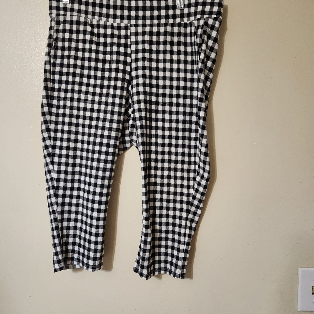 Torrid Size 2 Black White Checkered Stretch Capri Pants - Picture 2 of 7